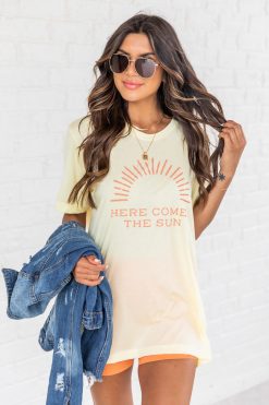Deals 🔔 Pink Lily Here Comes The Sun Pale Yellow Graphic Tee 😍 -Tees Shop 1K0A1538 650x